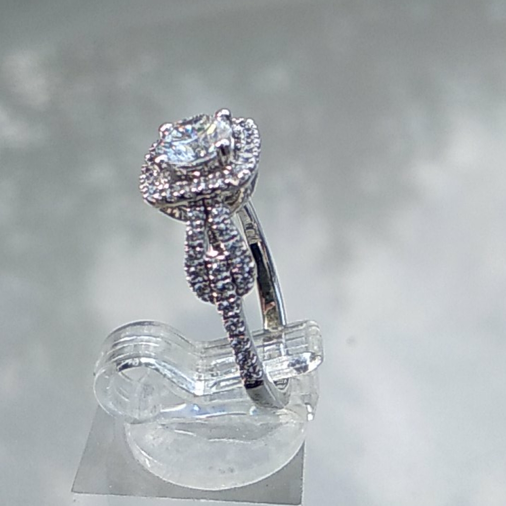 New 1.90 ctw halo engagement ring - Picture 2 of 8